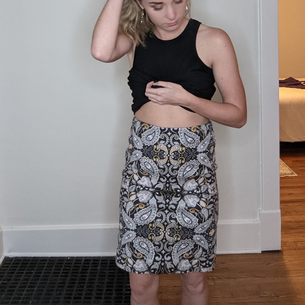 Fun patterned skirt - Picture 3 of 3